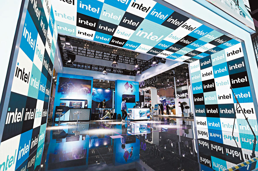 ●中國網絡空間安全協會16日發文披露美國晶片大廠英特爾（Intel）的中央處理器（CPU）存在安全漏洞，建議審查。圖為早前工作人員在英特爾公司進博會展台進行布展調試。 資料圖片