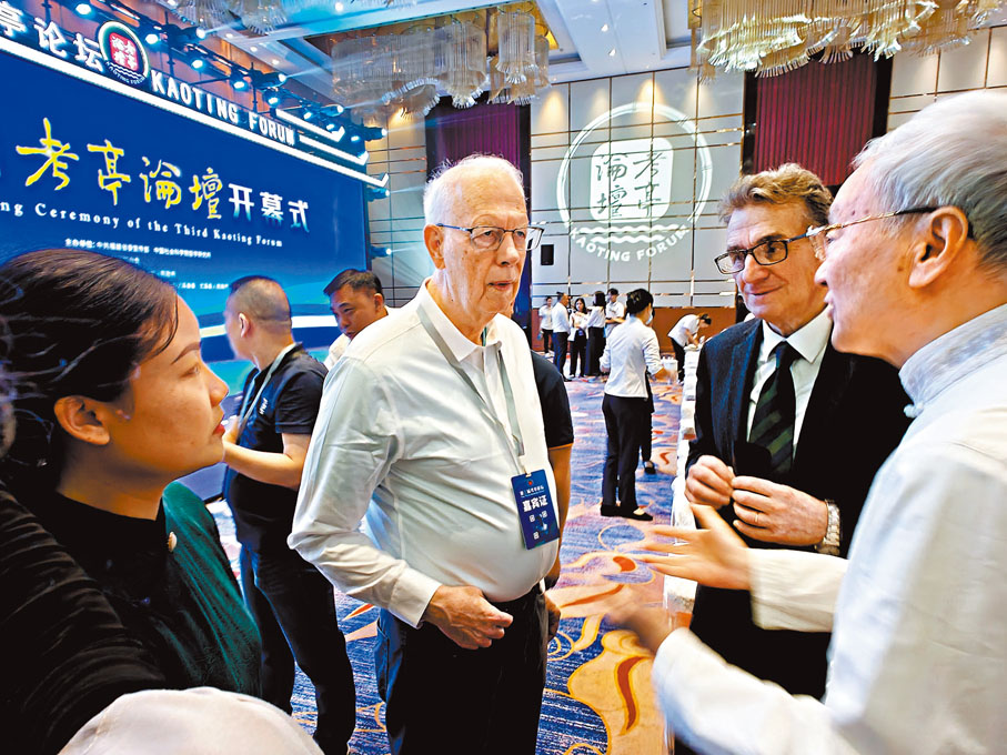●10月16日，美國漢學家田浩（前右三）和法國巴黎南泰大學原教授戴鶴白（右二）在第三屆考亭論壇現場交流。 新華社