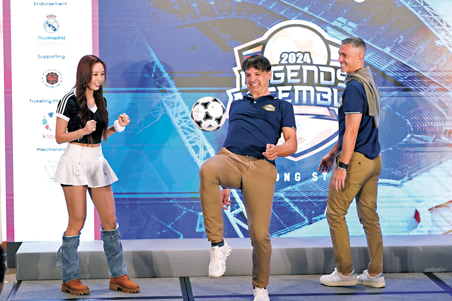 ●Ivy So和兩位名宿現場互動，摩連迪斯親身示範控球技巧。