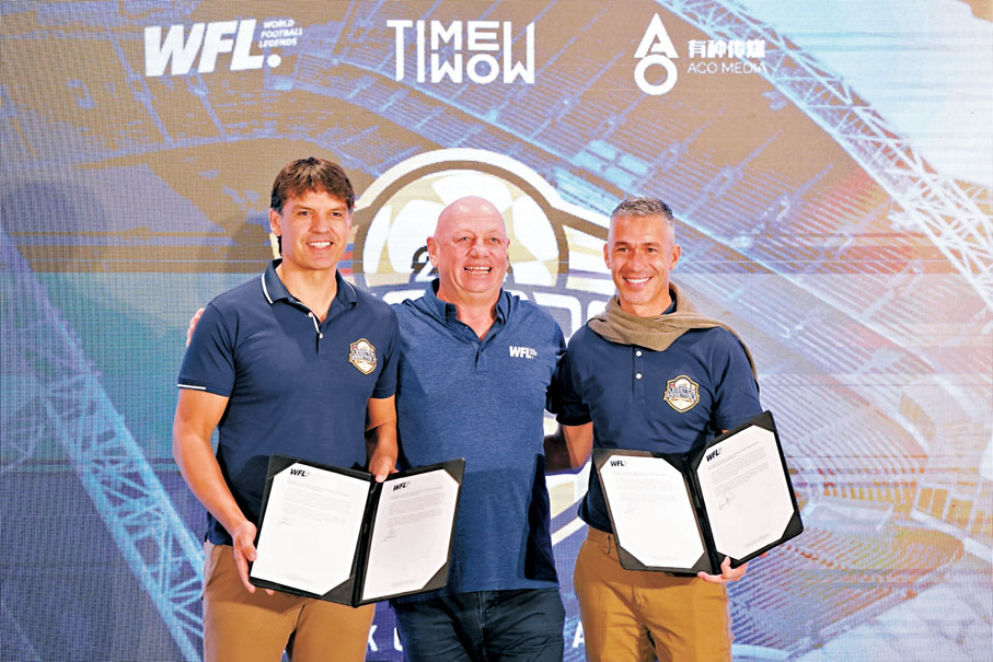 ●摩連迪斯(左)和路爾斯加西亞(右)現場簽下協議書。