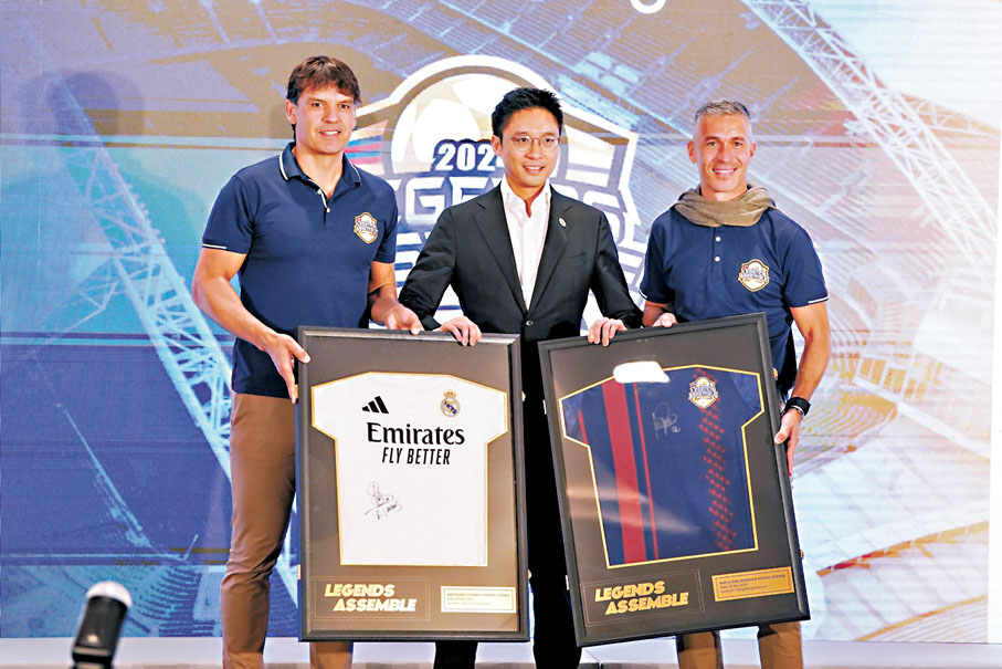 ●霍啟山(中)表示，相信一系列足球盛事將有助吸引更多旅客來港。