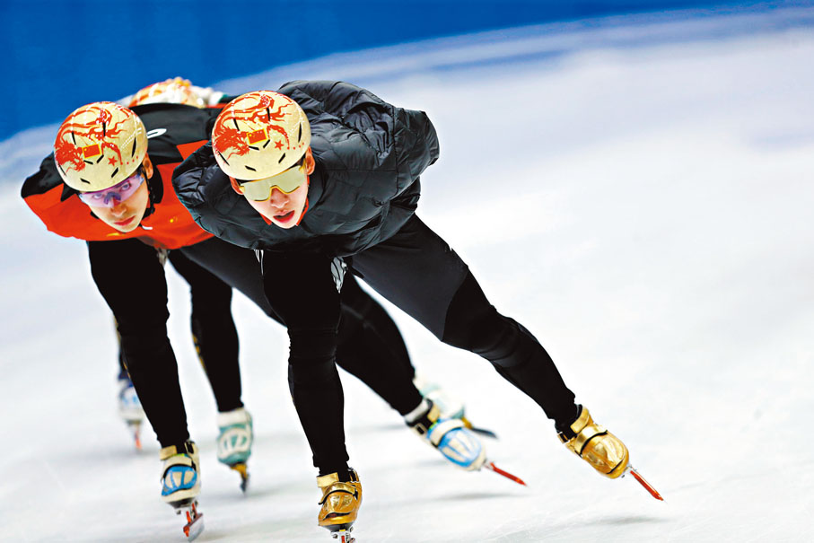 ●林孝(右)和劉少昂在訓練中。  新華社