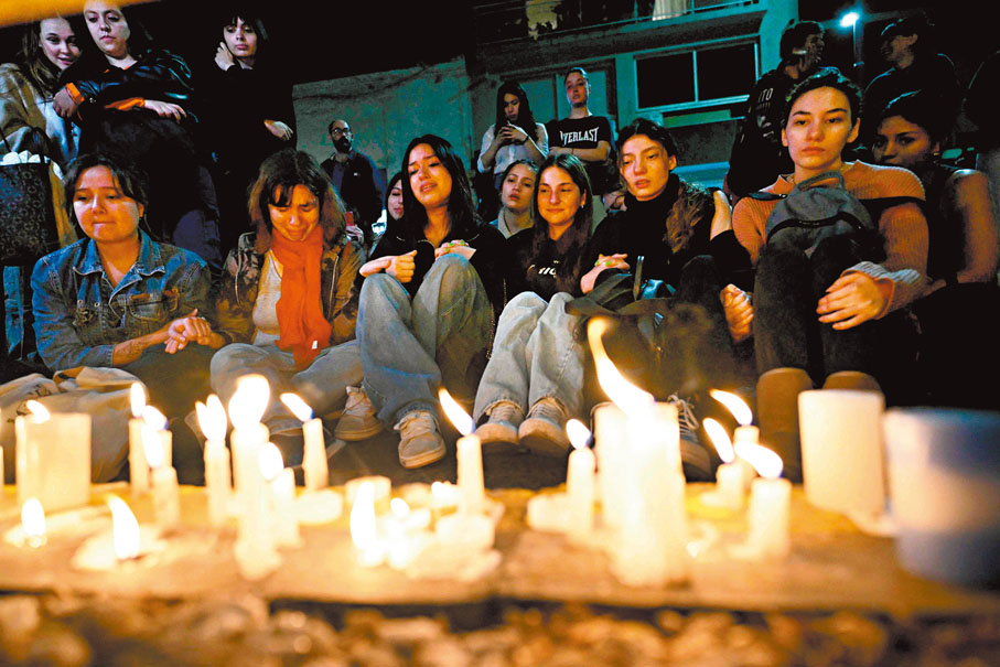 ●歌迷到Liam離世的酒店外點起燭光悼念。  法新社