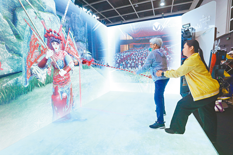 ●圖為有長者在樂齡科技博覽會上試用沉浸式VR復康訓練系統，手持纓槍，與熒幕中的花旦過招。 資料圖片