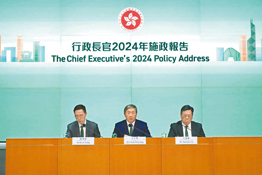 ●卓永興（中）聯同楊潤雄（左）和丘應樺，介紹發展旅遊熱點工作組及促進銀髮經濟工作組工作重點。 香港文匯報記者北山彥  攝