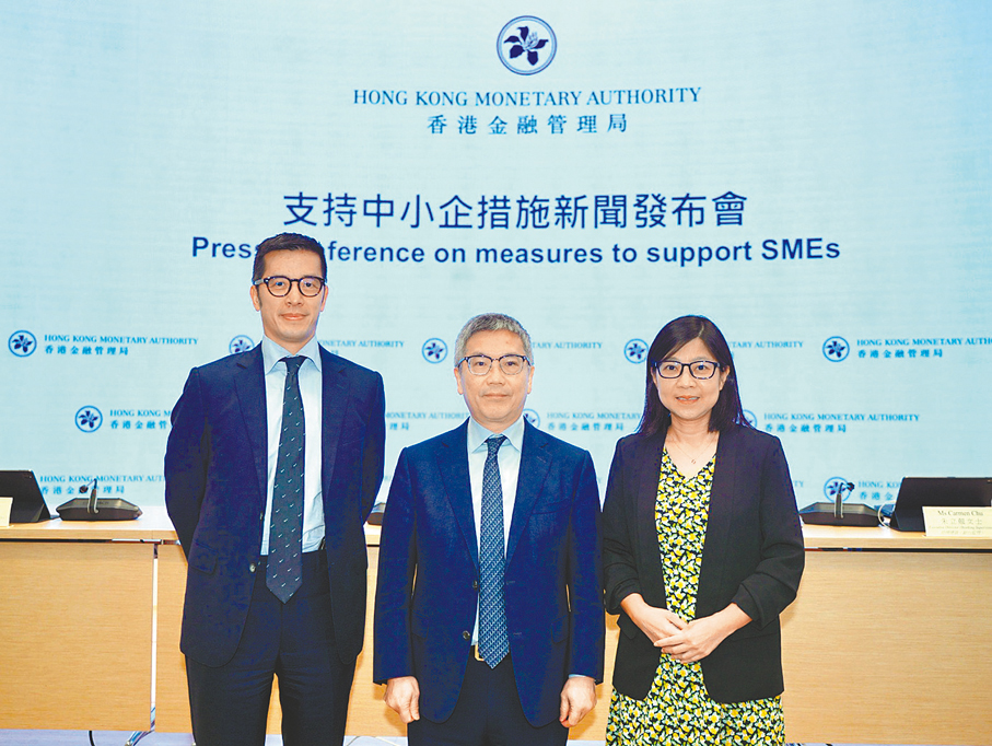 ●金管局副總裁阮國恒（中）、助理總裁（銀行監理）朱立翹（右）及助理總裁（銀行政策）陳羿（左）一同公布各項支持中小企措施。