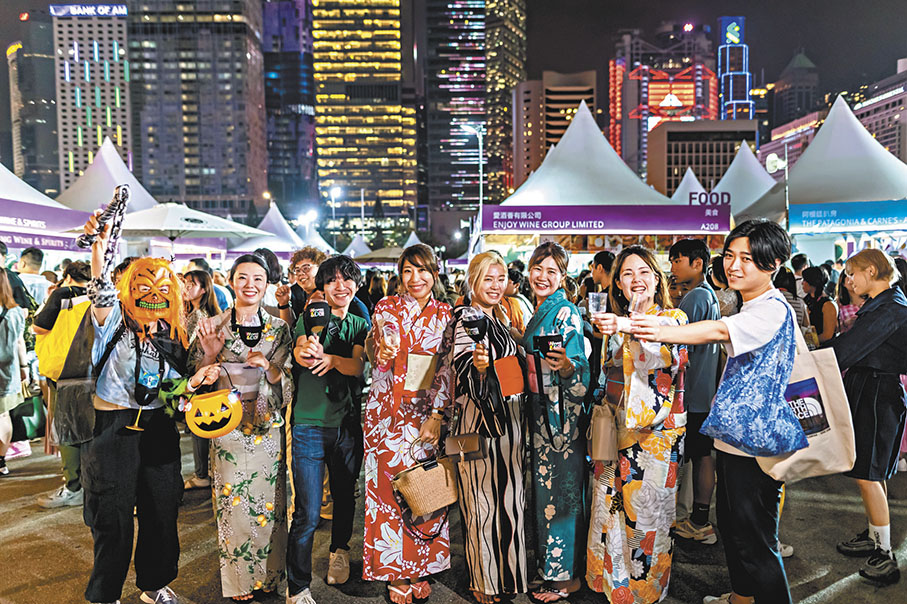 ●萬聖節前的周末,市民及旅客齊齊變裝。 旅發局圖片