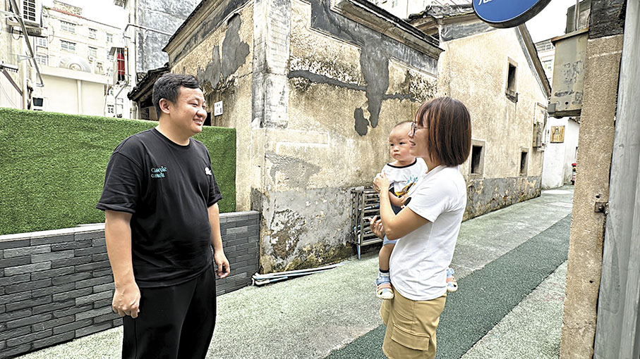 ●黃彬凌（左）已經和很多村民成為朋友。 香港文匯報記者胡永愛 攝