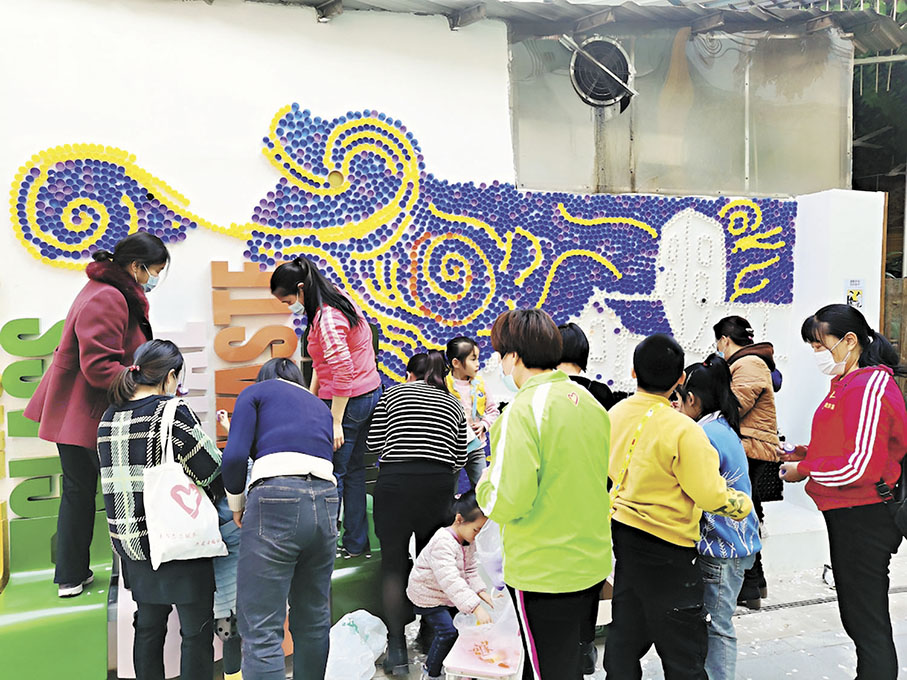 ●村民自發幫忙收集瓶蓋、創作星空牆。 香港文匯報深圳傳真