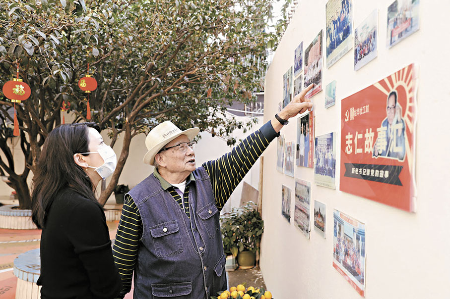 ●老書記（右）將外牆交給團隊改造。 香港文匯報深圳傳真