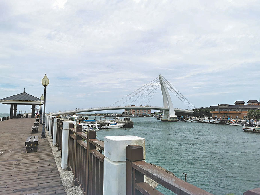 ●情人橋在漁人碼頭福容大飯店旁邊。