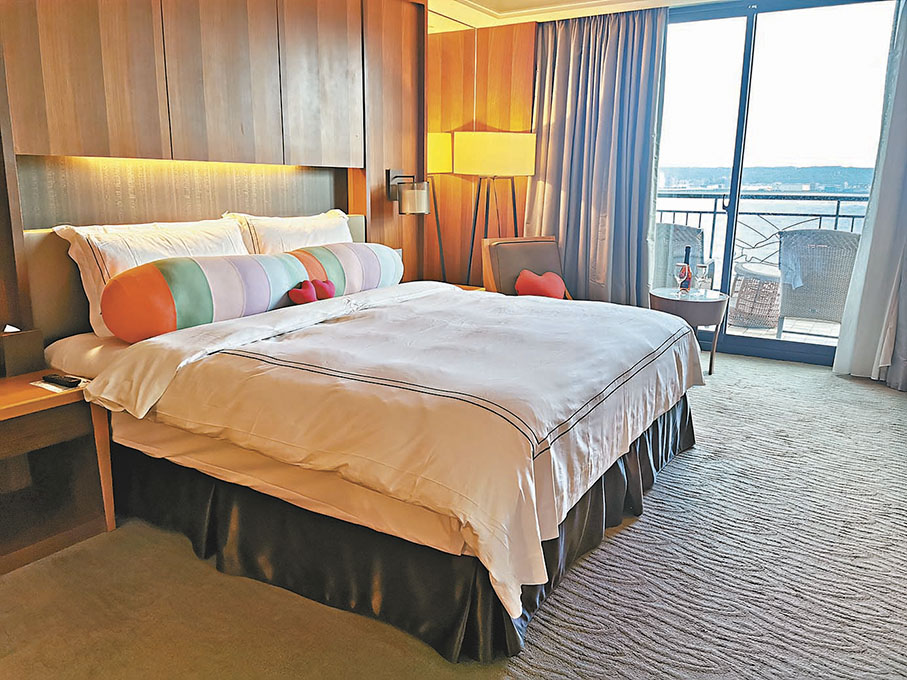 ●豪華套房設有露台，可欣賞海景。