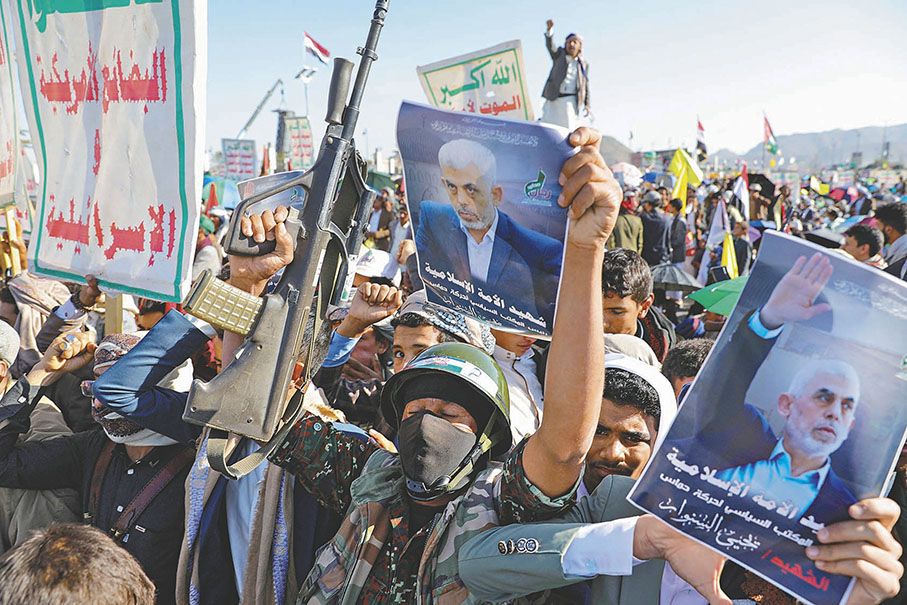 ●也門民眾持槍參加集會，悼念辛瓦爾。 路透社