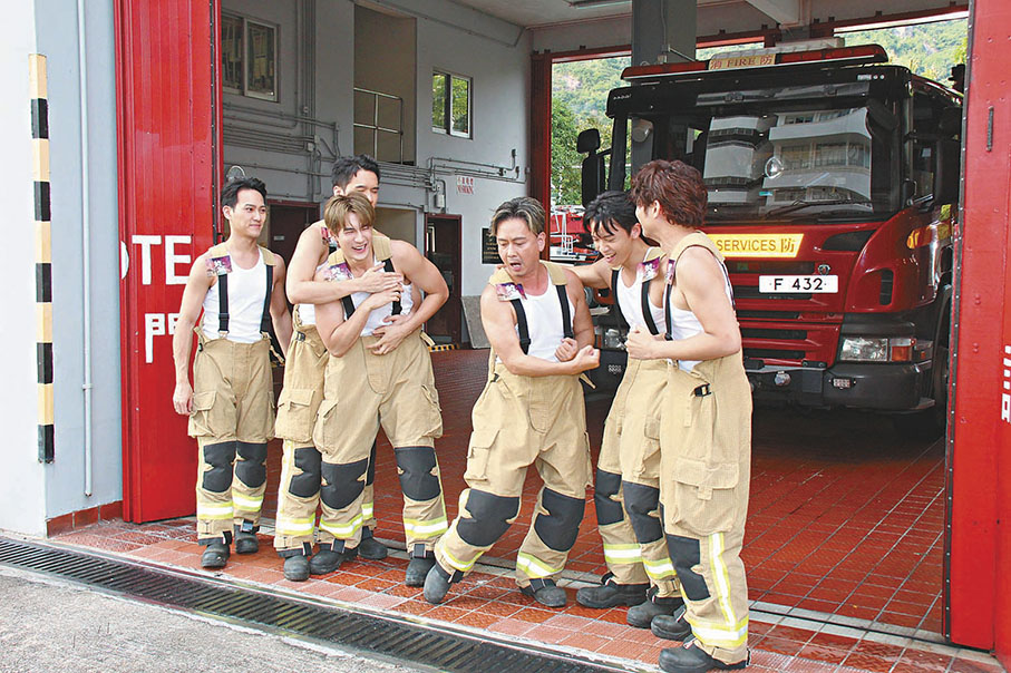 ●謝君豪與魏浚笙等年輕演員搞笑互動。