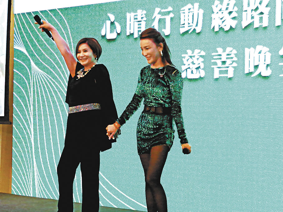 ●韋綺姍（左）與李玟二家姐Nancy唱《千個太陽》全場興奮。