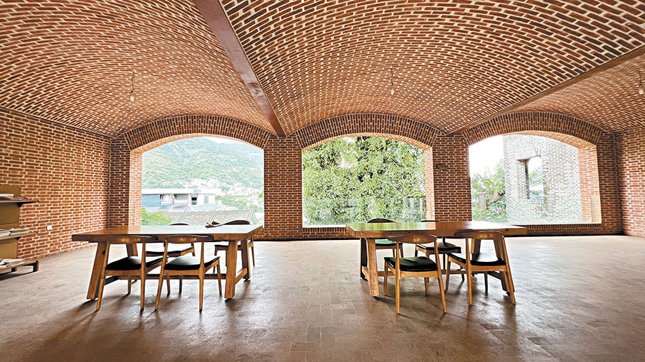 ●舊房改造的新寨咖啡莊園。