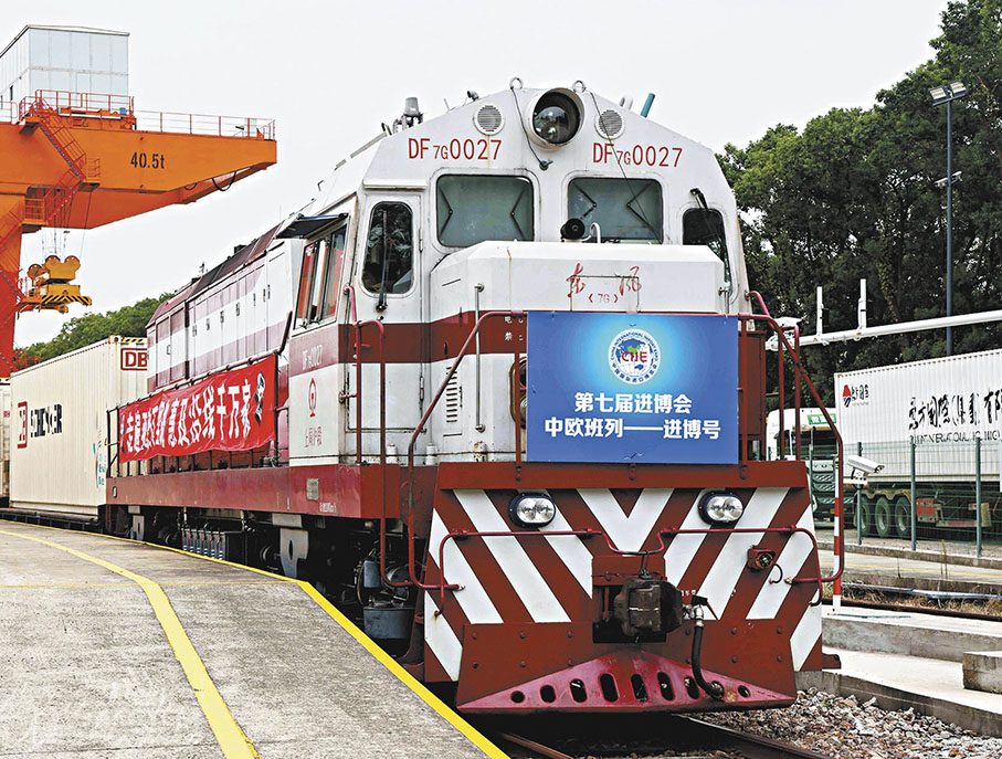 ●今年三季度，國家鐵路累計發送貨物10.04億噸，同比增長3.8%。圖為20日，首趟「中歐班列——進博號」抵達上海鐵路物流中心閔行貨場中儲專用線。   新華社