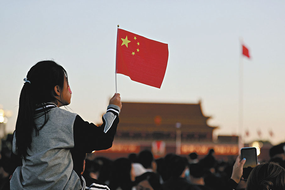 ●國旗、國徽代表國家的獨立、主權和尊嚴，往往融入國家和民族的文化傳統、精神、歷史記憶和對未來的期望。圖為小朋友手持國旗在天安門廣場觀看五星紅旗冉冉升起。 中新社