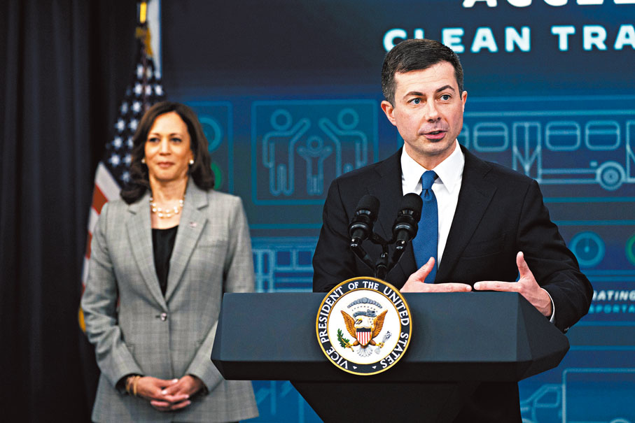 ●布塔吉格（右）是哈里斯的國務卿熱門人選。 美聯社