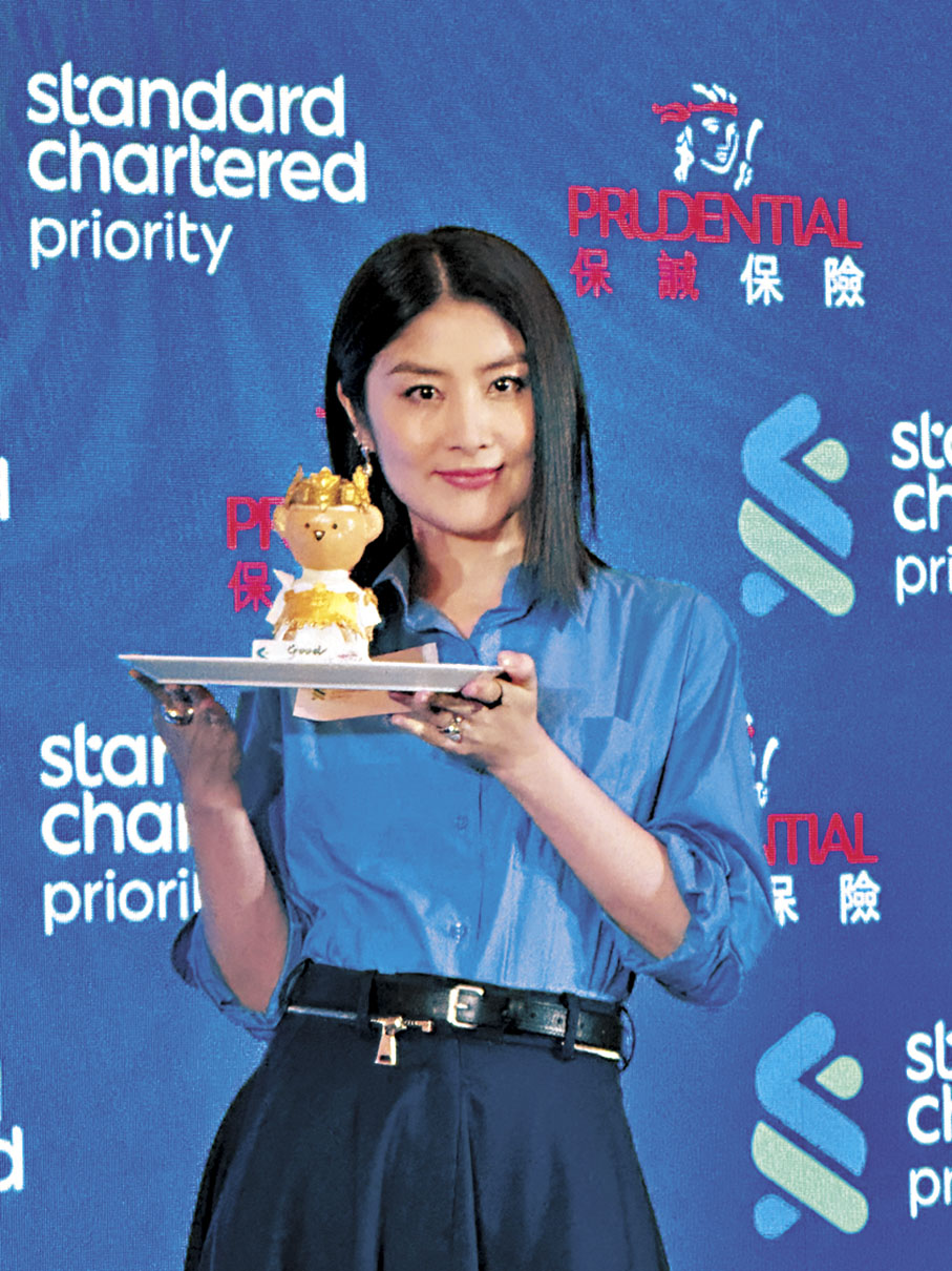 ●陳慧琳獲贈演唱會造型的熊仔朱古力。