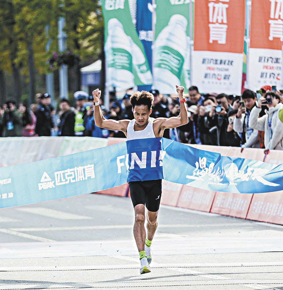 ●何杰衝線瞬間。  香港文匯報記者宋偉 攝