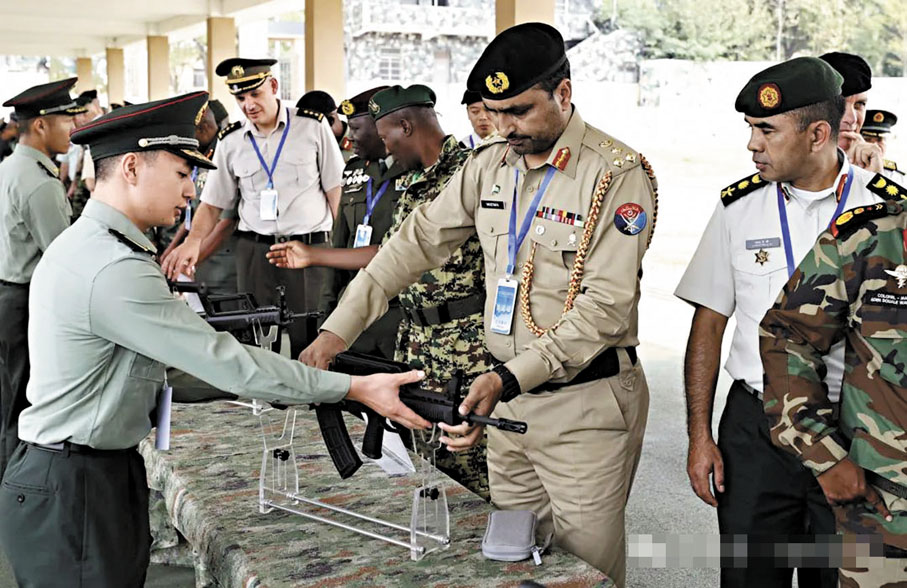 ●駐華武官觀看步兵槍械展示。 網上圖片