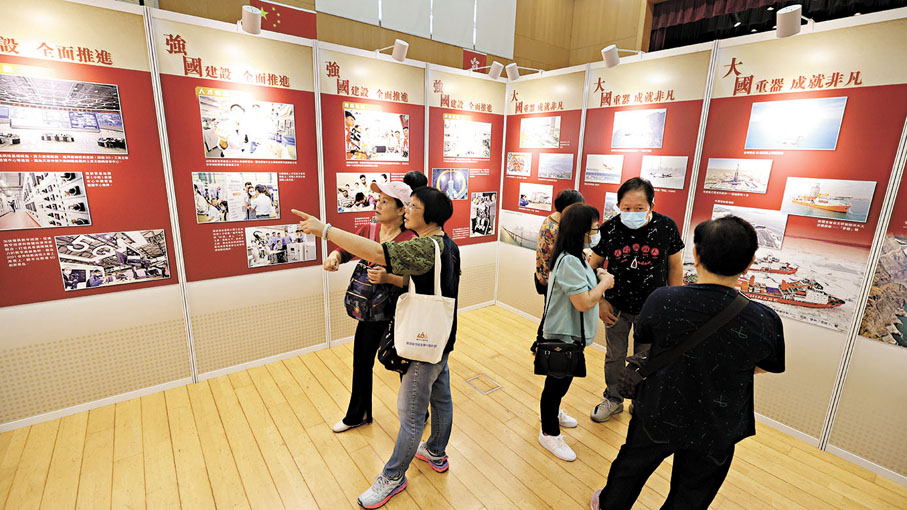 ●嘉賓和市民用心參觀展覽。香港文匯報記者黃艾力 攝