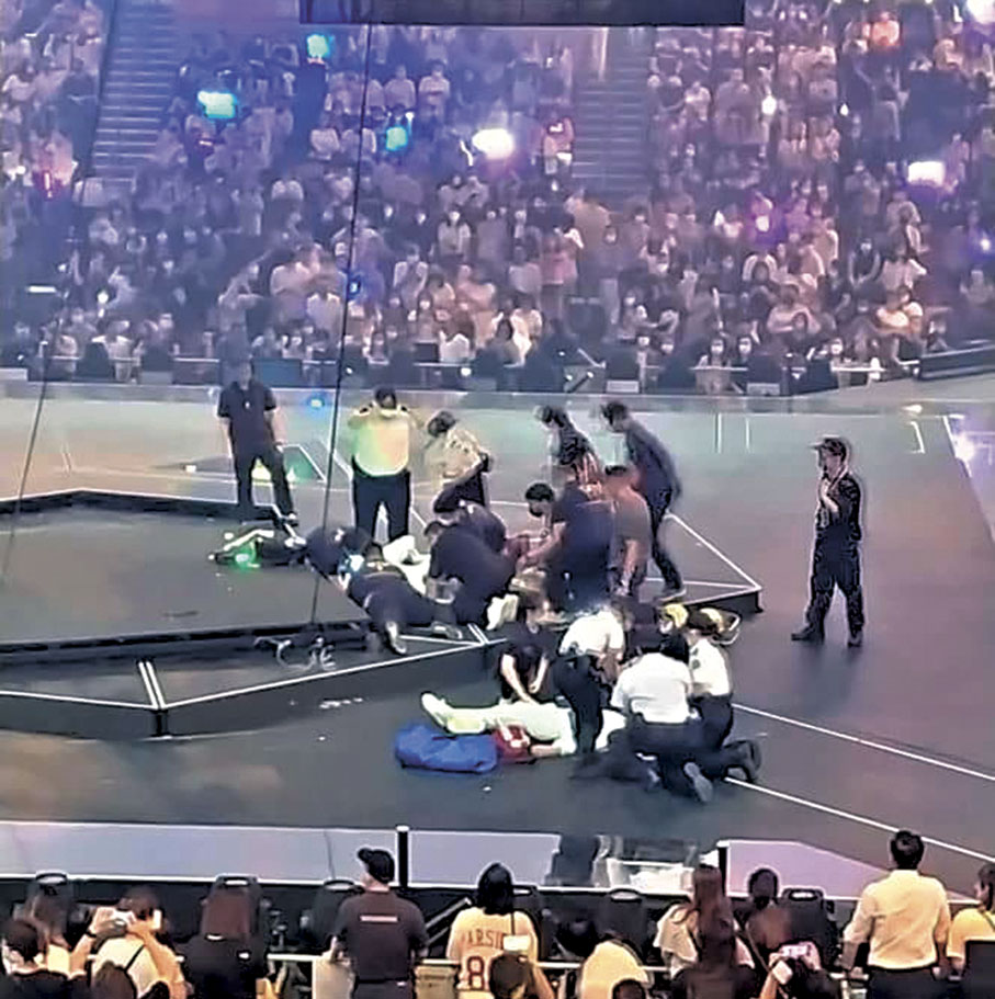 ●當日事發後，工作人員在舞台上檢查傷者情況。 資料圖片