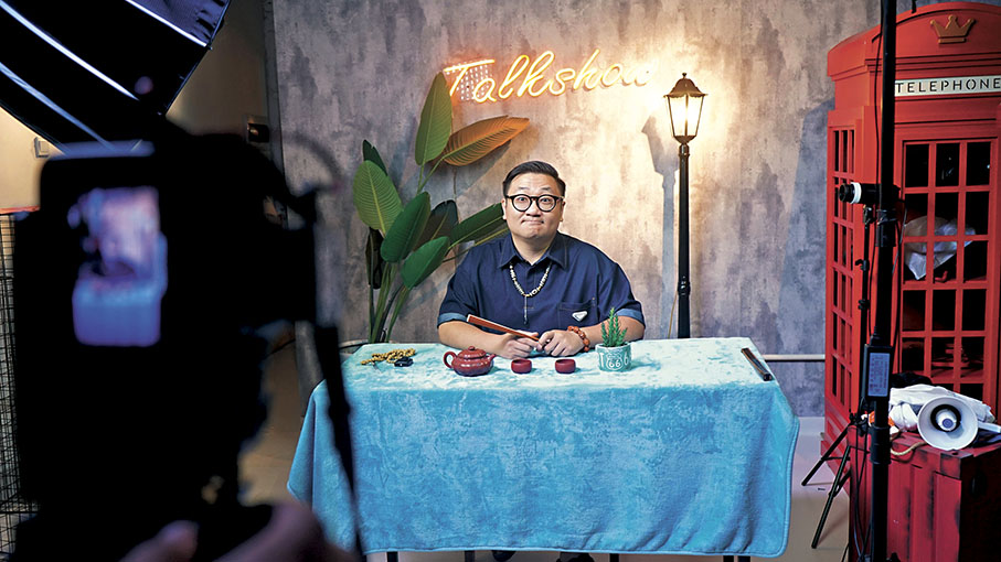 ●文良正在拍攝「文小略」賬號的短視頻內容。   香港文匯報記者盧冶  攝