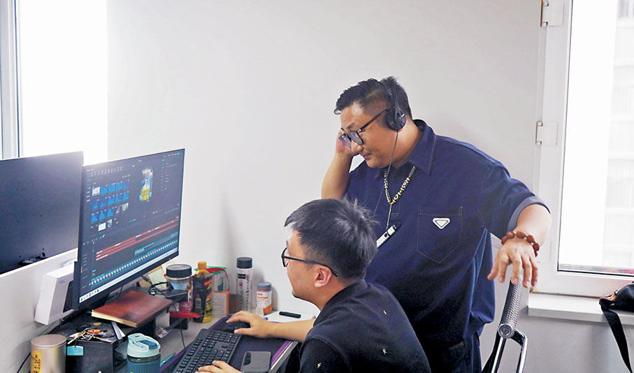 ●文良在跟進自己賬號的後期工作。   香港文匯報記者盧冶 攝