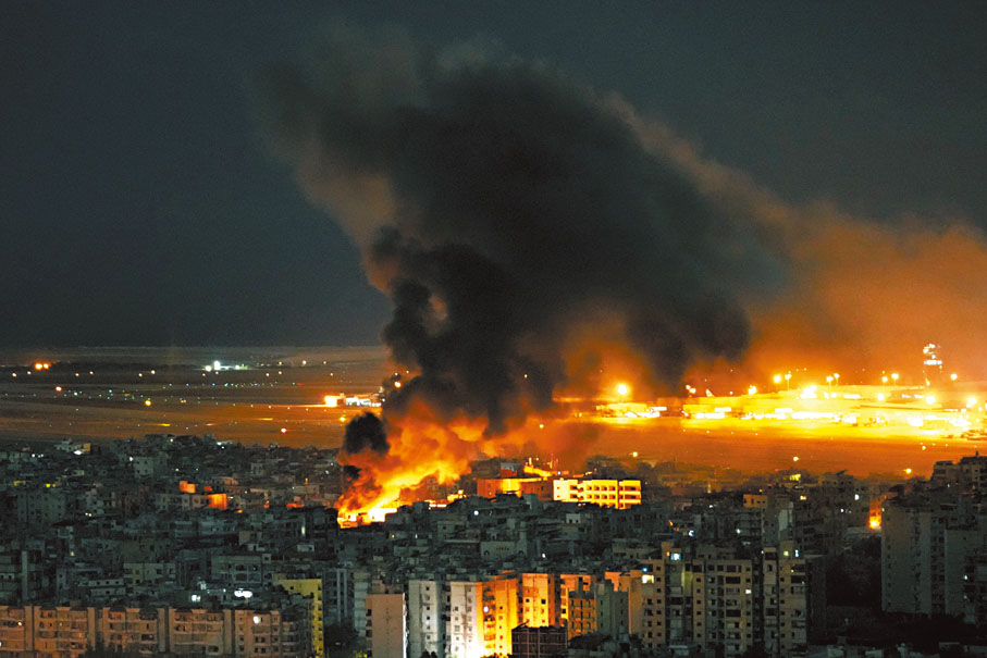 ●貝魯特南郊周日晚遭以軍11次空襲，多地爆炸起火。美聯社