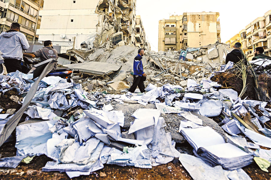 ●「慈善貸款聯盟」多間分行被炸，大量文件變廢紙。美聯社