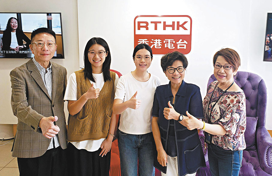 ●「正向廿四味」成員（左起）葉家寶、古桓、王漫俐、創辦人陳龔偉瑩與淑梅合照！ 作者供圖