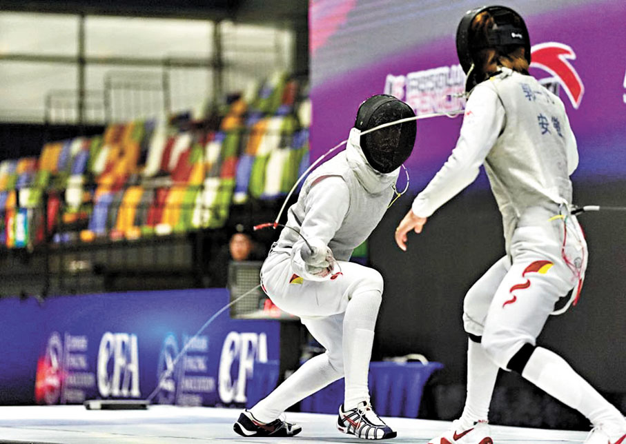 ●莫梓維（左）在比賽中。 新華網圖片