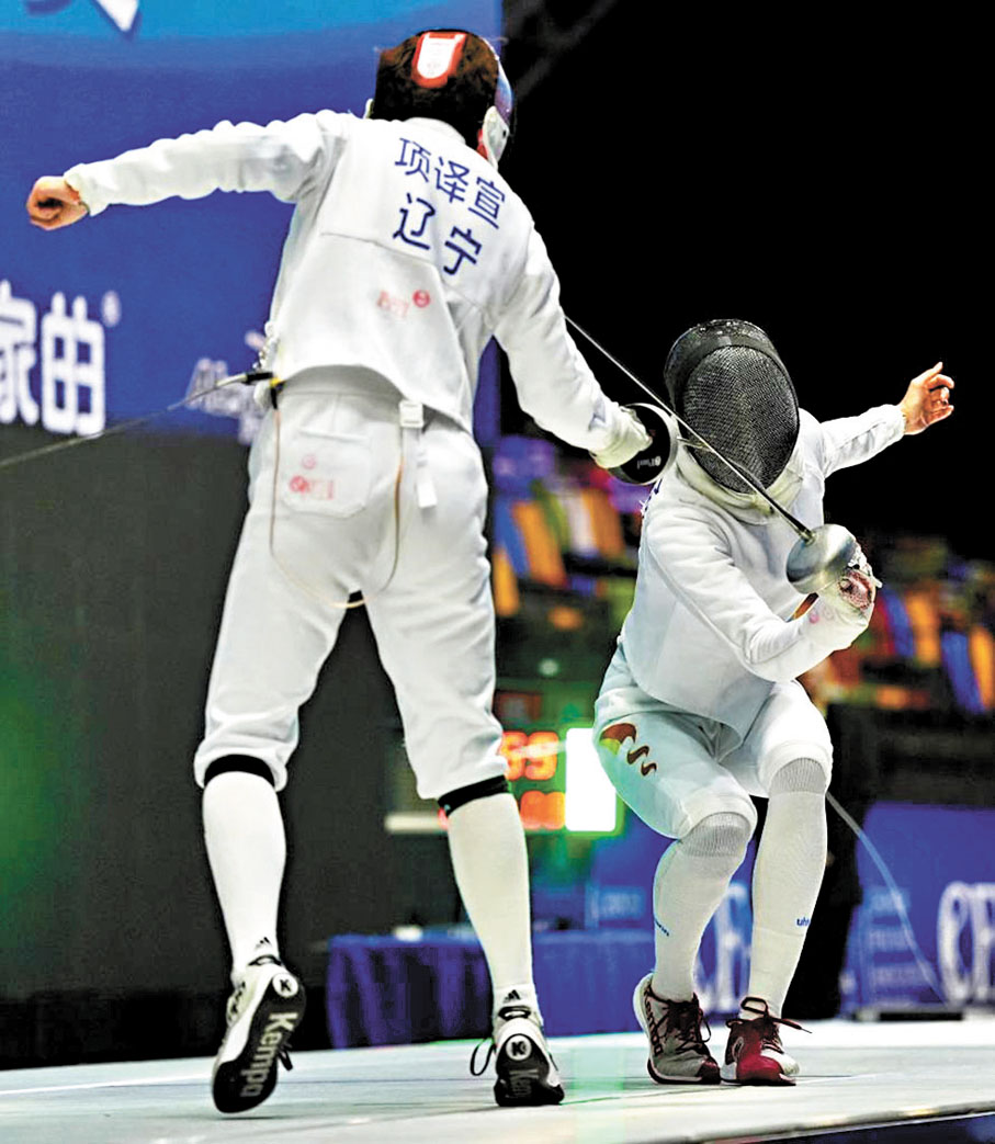 ●余思涵（右）在比賽中。 新華網圖片