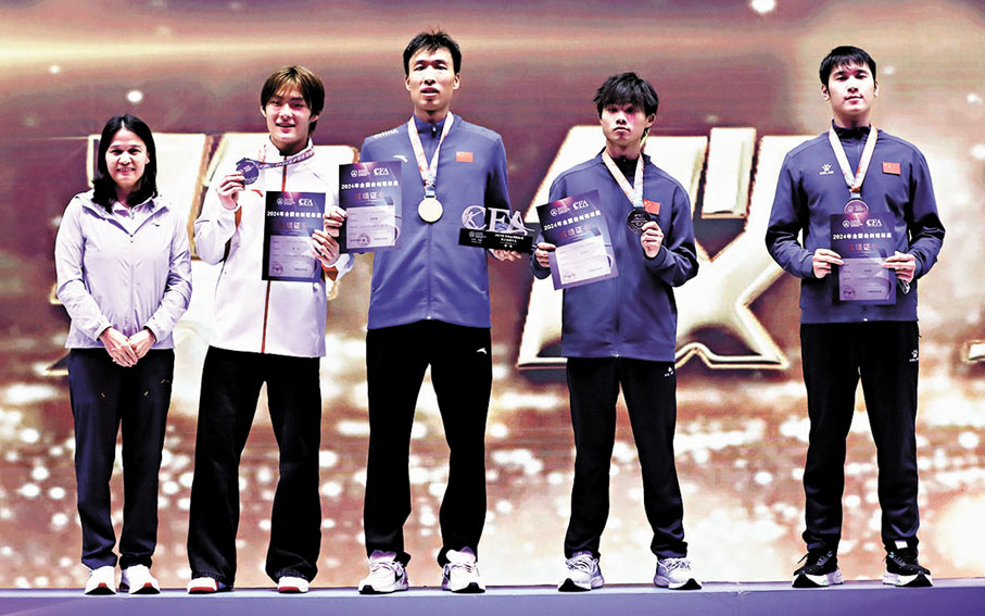 ●莫梓維（中）在頒獎台上。 中國擊劍協會微博圖片