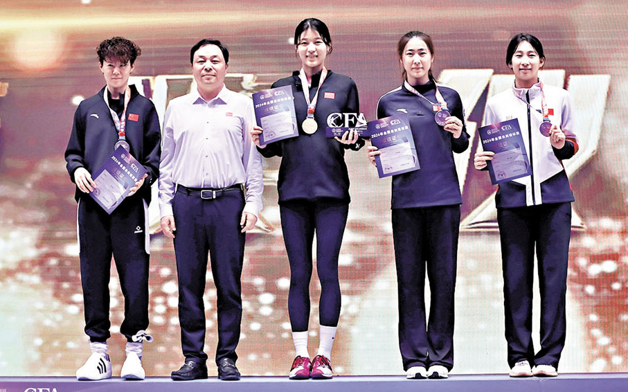 ●余思涵（中）在頒獎台上。 中國擊劍協會微博圖片