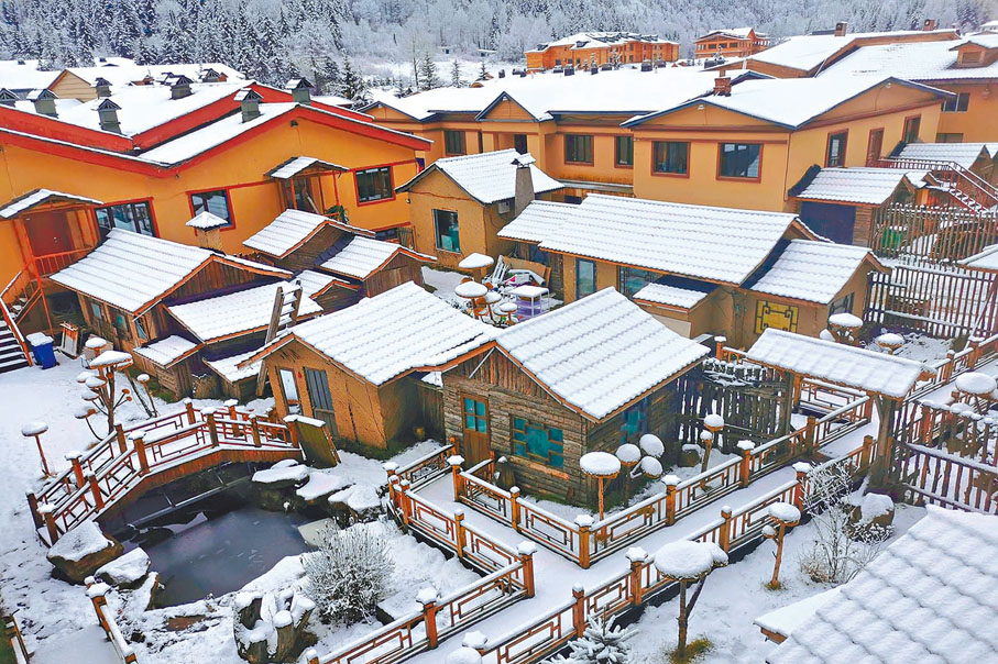 ●10月23日，中國傳統霜降節氣，位於龍江森工大海林林區的中國雪鄉風景區，迎來今秋第一場降雪。中新社