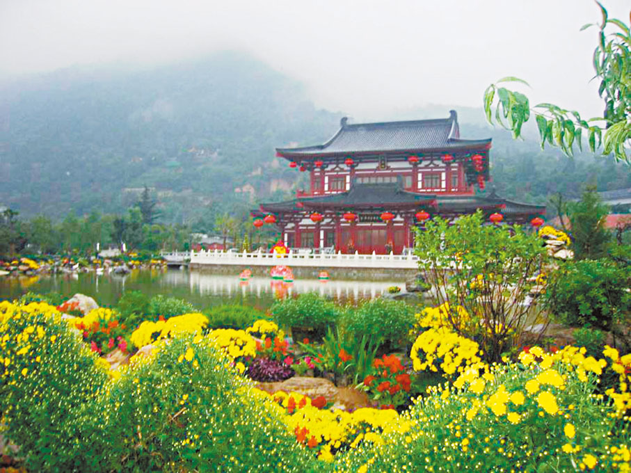 ● 華清宮曾為楊貴妃居住之處。圖為2005年重建的華清宮遺址景區長生殿。 資料圖片