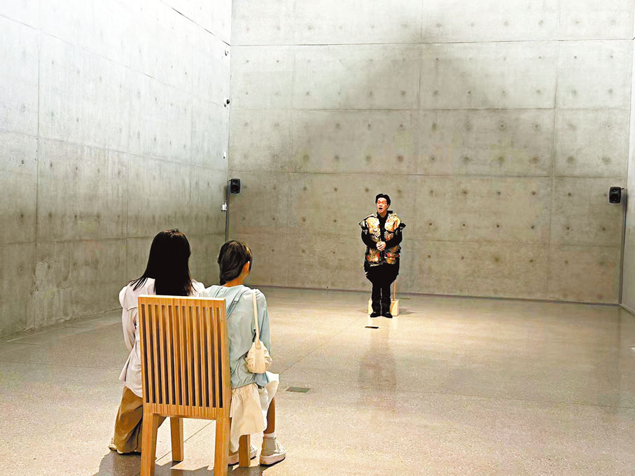 ●古典歌者面對觀眾專注演唱。