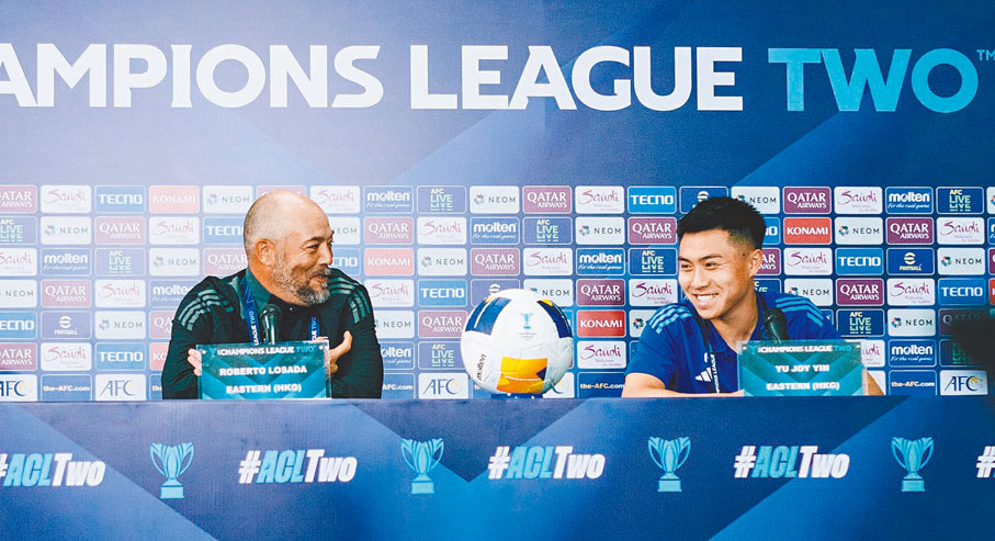 ●東方主教練盧比度（左）和球員余在言昨日出席記招。 東方足球隊圖片