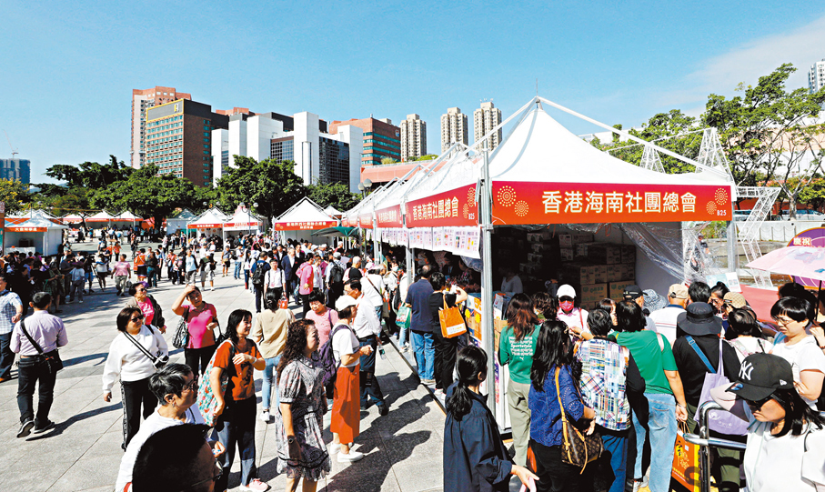 ●國慶市集設有75個攤位，提供來自全國各地家鄉特產。