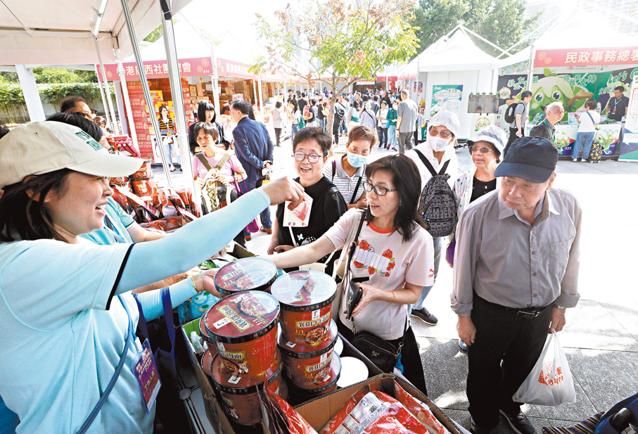 ●「國慶市集」開市首日，吸引眾多市民、遊客趕集。