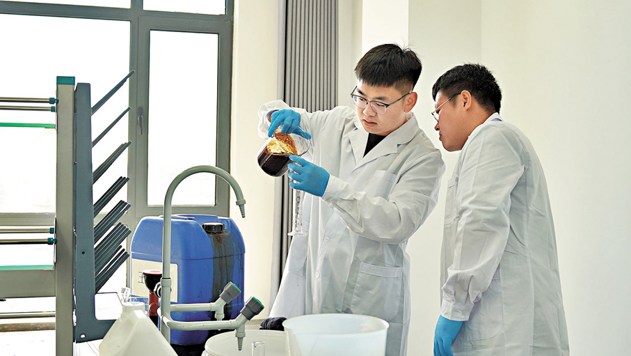 ●吉林協聯生物科技有限公司工作人員進行濃縮有機水溶肥料稀釋試驗。   香港文匯報記者盧冶  攝