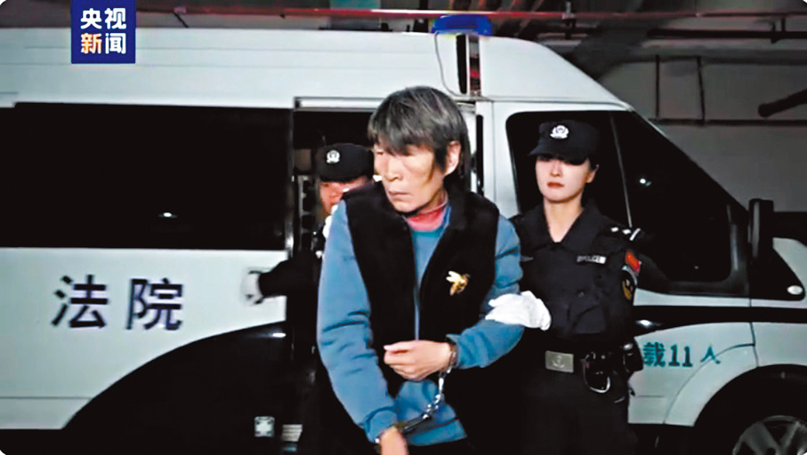 ●「余華英拐賣兒童案」25日在貴州省貴陽市中級法院進行重審一審宣判死刑。圖為警察押送余華英前往貴陽市中級法院法庭。 央視視頻截圖