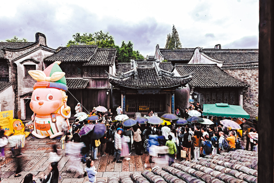 ●雨中的烏鎮戲劇節依然充滿熱情。