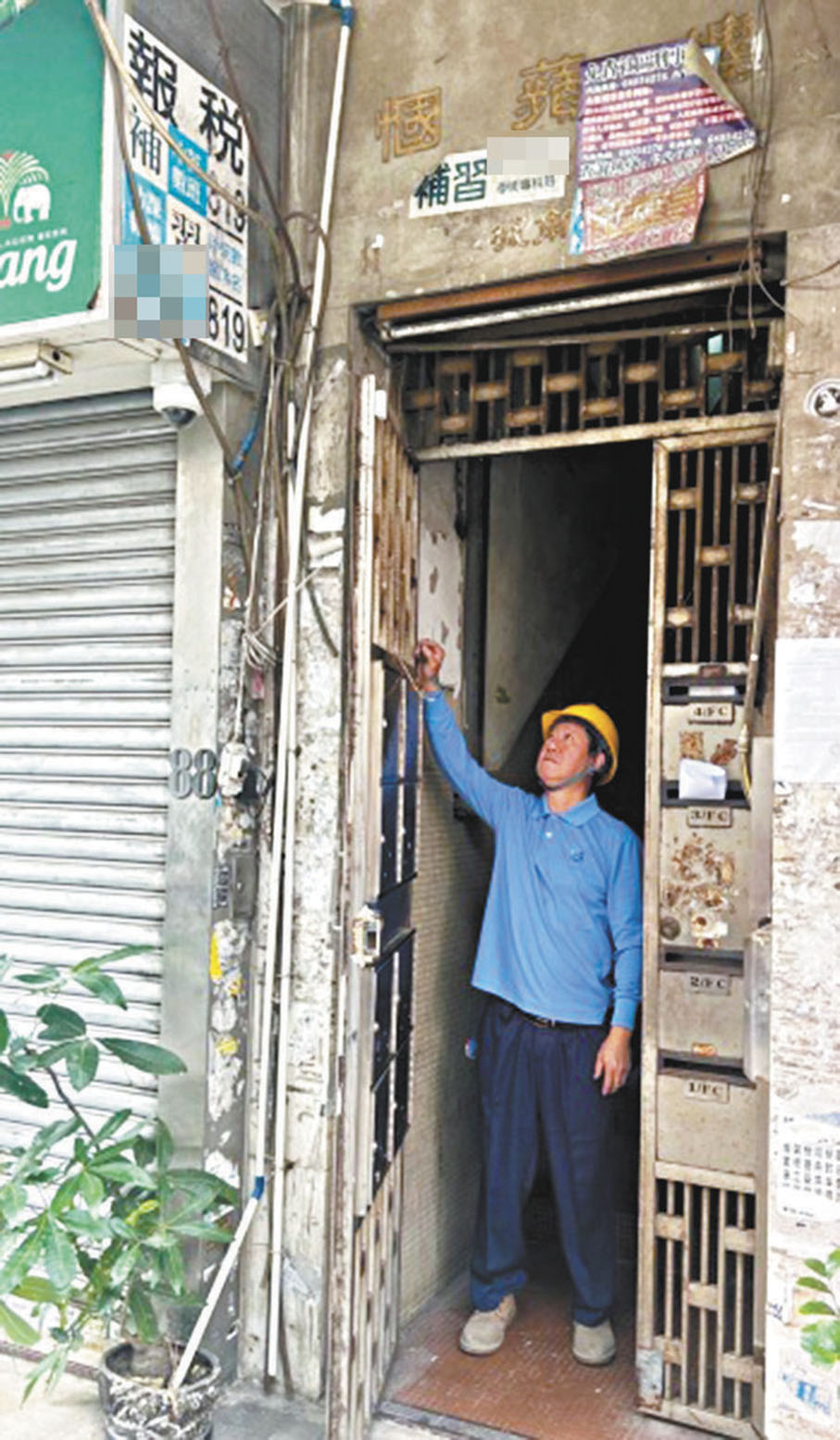 ●得悉幗蘋樓大廈出入口的門鼓有問題後，公司隨即安排維修人員更換，解決大廈保安問題。 物監局網站圖片