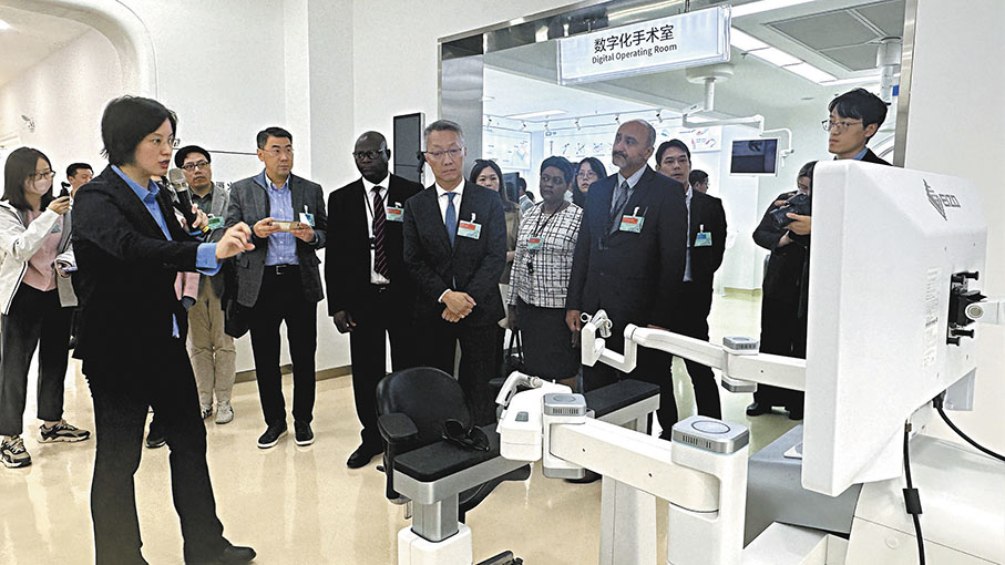 ●外國駐港領團和商界參訪團參觀威高集團。 香港文匯報記者丁春麗  攝