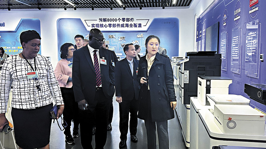 ●外國駐港領團和商界參訪團參觀威海全球打印機產業基地。 香港文匯報記者丁春麗  攝