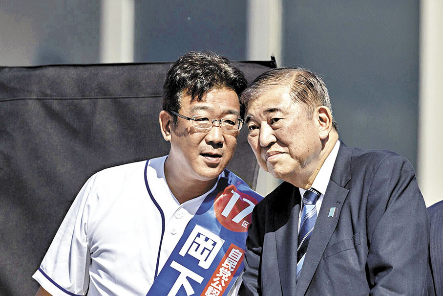 ●石破茂(右)連日向各區候選人發緊急通知,宣稱將帶領政黨勝選,以穩定軍心。 彭博社